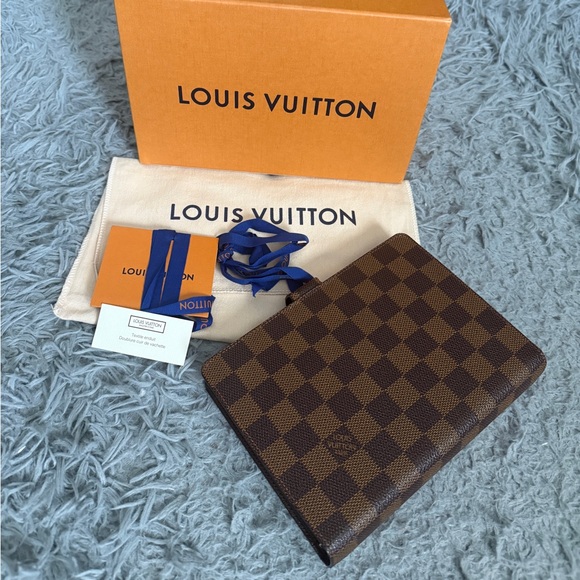 Louis Vuitton - Picture 3 of 17